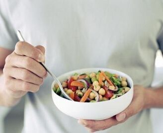 Un uomo usa cibi utili per aumentare la potenza